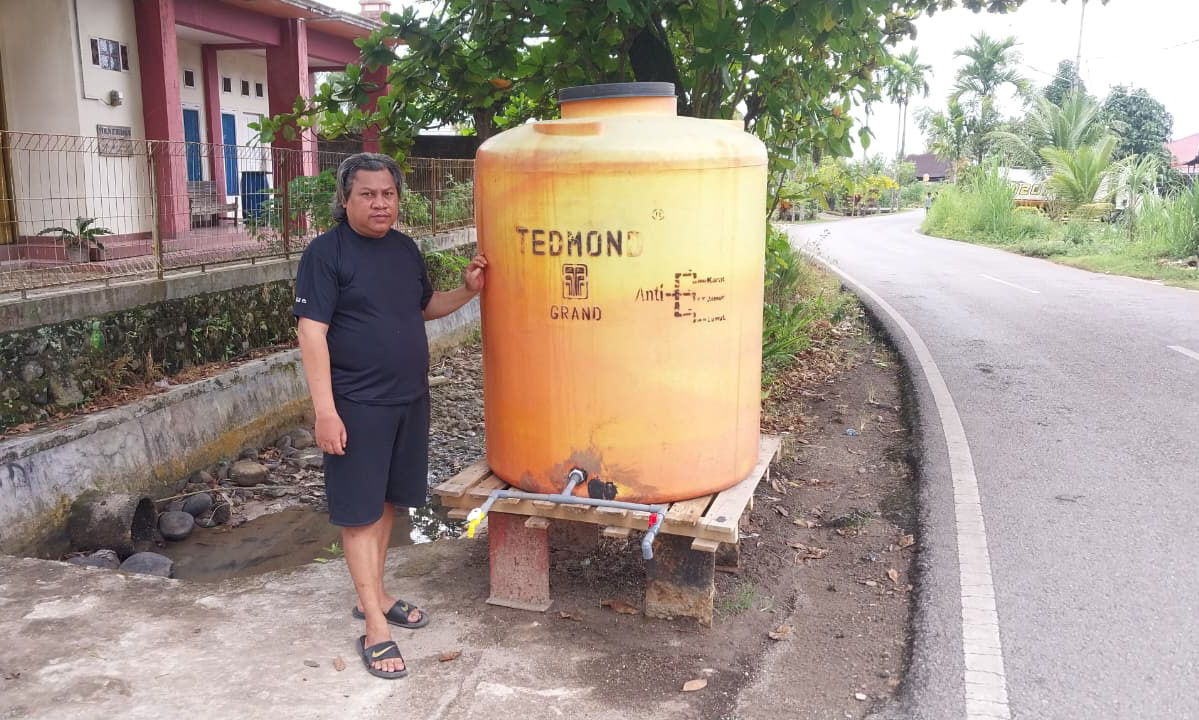 Warga Kampung Pinang, Kelurahan Lambung Bukit, Kecamatan Pauh keluhkan bantuan air bersih yang tidak merata, Minggu (1/2/2026). (Foto: Mengki Kurniawan/Padeks)