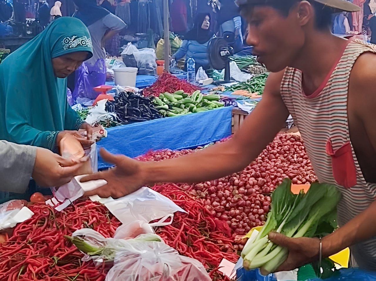 Harga cabai dan bawang di Pasar Baru Pulau Punjung naik pada Minggu (2/1/2026). Pedagang sebut kenaikan jelang Ramadhan, pembeli tingkatkan belanja warga lokal. (foto: Zulfia Anita/Padeks)