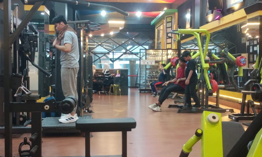 Pengunjung berolahraga di Starr Fitness, kawasan Nunang Daya Bangun, Kota Payakumbuh, Minggu (1/2/2026). (foto: Irfan/Padeks)