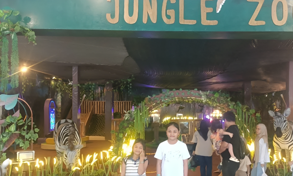 Jungle Zoo hadir di Simpang Haru Padang, menawarkan kebun binatang mini edukatif dengan satwa hidup, replika interaktif, dan tiket ramah keluarga. (foto: sutan sati for padeks)