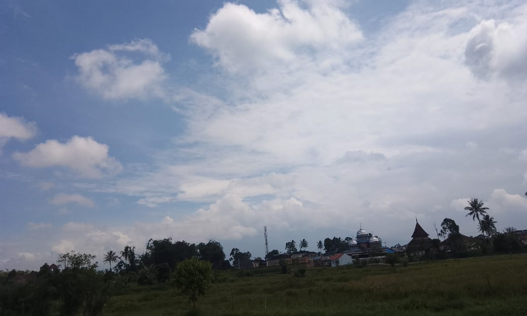 BMKG Minangkabau memprakirakan hujan ringan hingga hujan petir melanda kawasan Gunung Marapi, Agam dan Tanahdatar, Minggu 1 Februari 2026. (foto: Rian Afdol/Padeks)