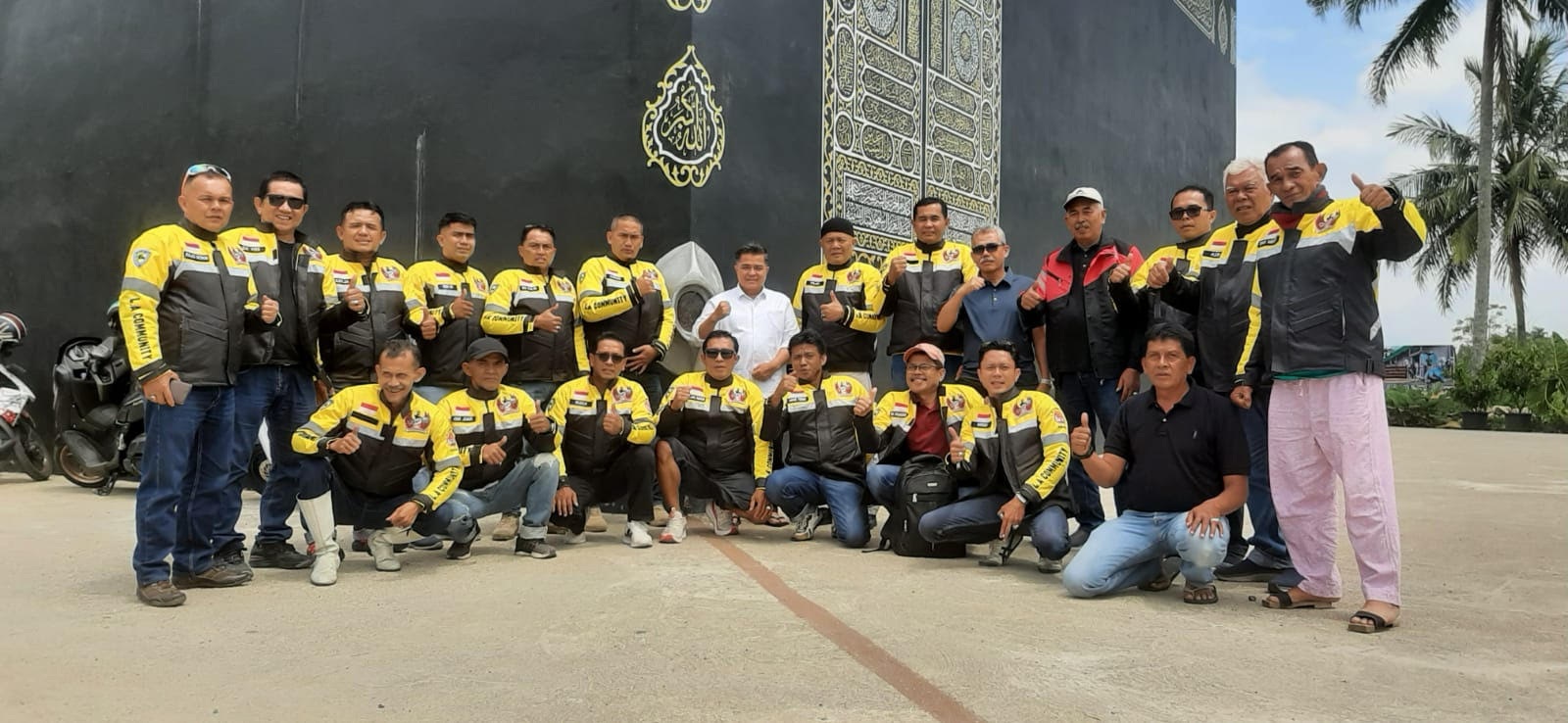 Touring wisata rombongan LA Community menuju Lembah Harau disambut Bupati Agam Benni Warlis saat singgah menunaikan Shalat Zuhur di Surau Ka&rsquo;bah Nyiak Tuah, Nagari Panampuang, Kecamatan Ampekangkek.
