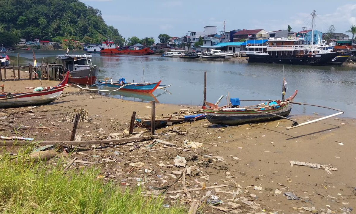 Kondisi Batang Arau Kota Padang ketika air surut, terlihat sampah dimana-mana, Senin (2/2/2026). (Foto: Mengki Kurniawan/Padeks)