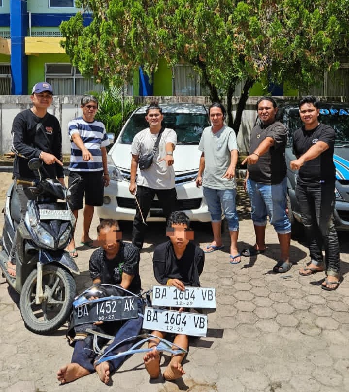 Dua pelaku pencurian mobil saat diamankan di Mapolres Pessel, beberapa waktu lalu.