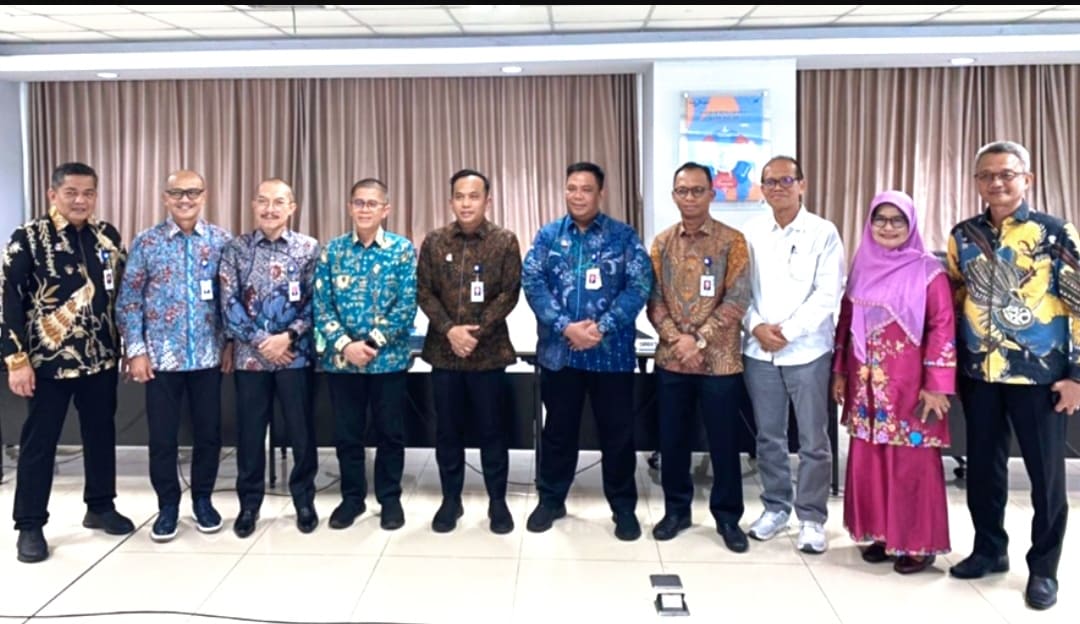 Direktur Utama Bank Nagari Gusti Candra bersama direktur, komisaris dan dewan pengawas usai ekspose kinerja 2025 di Kantor Pusat Bank Nagari, Senin (2/2/2026).(Foto: Humas)
