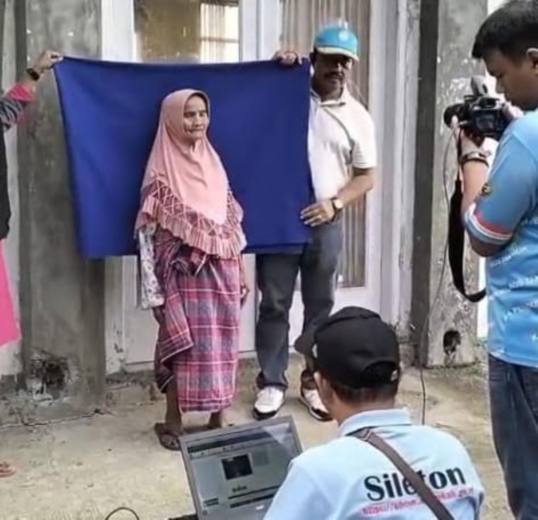 Petugas Disdukcapil Agam melakukan pelayanan administrasi kependudukan dengan jemput bola bagi penyintas bencana dan kelompok rentan