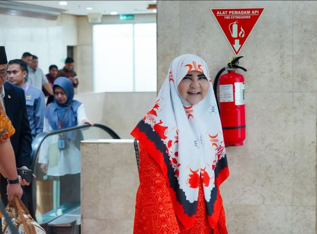 Nevi Zuairina hadiri serah terima armada mobil operasional bencana di kantor DPW PKS Sumbar, Sabtu (31/1/2026).(Foto: Tim NZ)