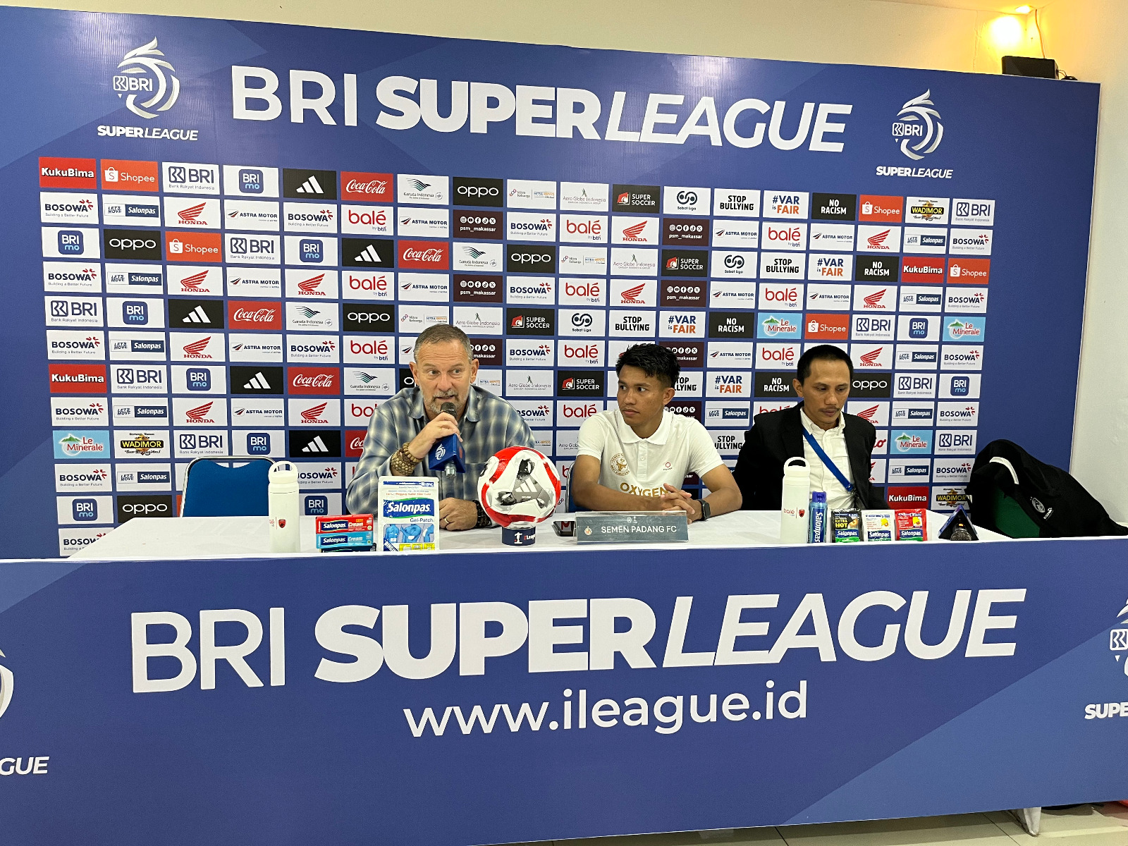 Pelatih Semen Padang FC, Dejan Antonic memberikan keterangan kepada awak media usai pertandingan lawan PSM Makassar, Senin (2/2/2026).