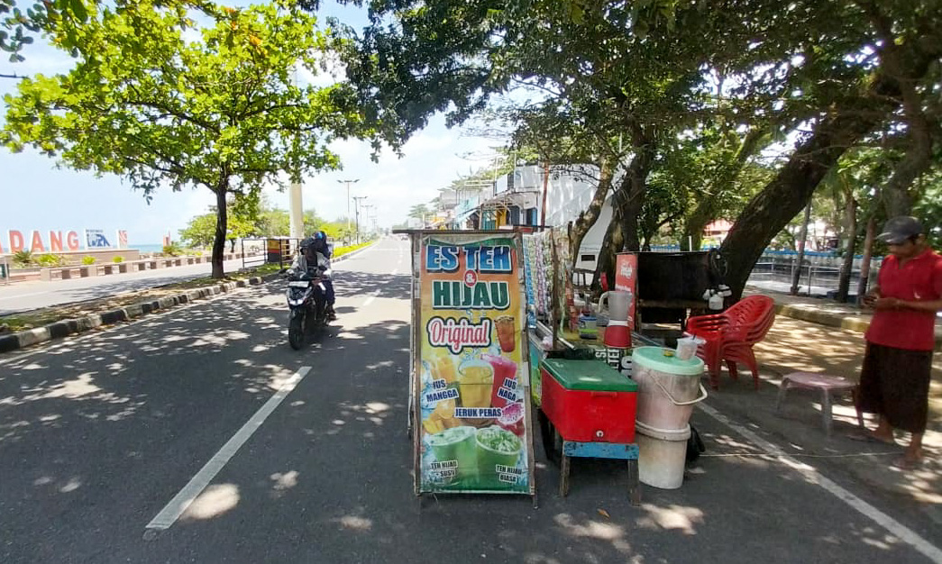 Pedagang menunggu pembeli di kawasan Pantai Padang (Taplau) yang tampak lengang, Senin (2/2/2026). (Foto: Mengki Kurniawan/Padeks)