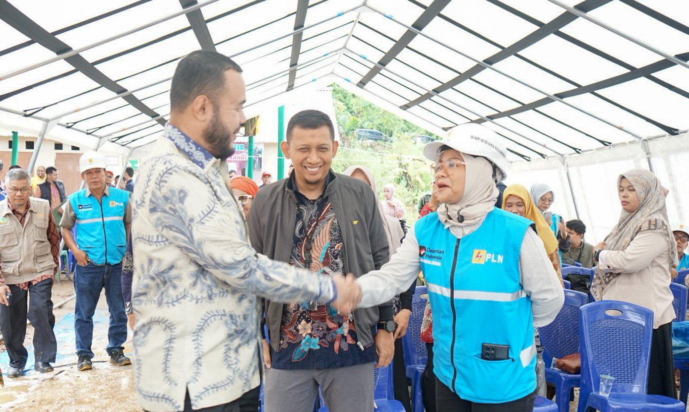 Manager PLN UP3 Padang, Dian Widiana Kuswara, salami Wali Kota Padang Fadly Amran dalam giat peletakan batu pertama pembangunan Huntap di Kampung Talang, Kelurahan Kapalo Koto, Kecamatan Pauh.
