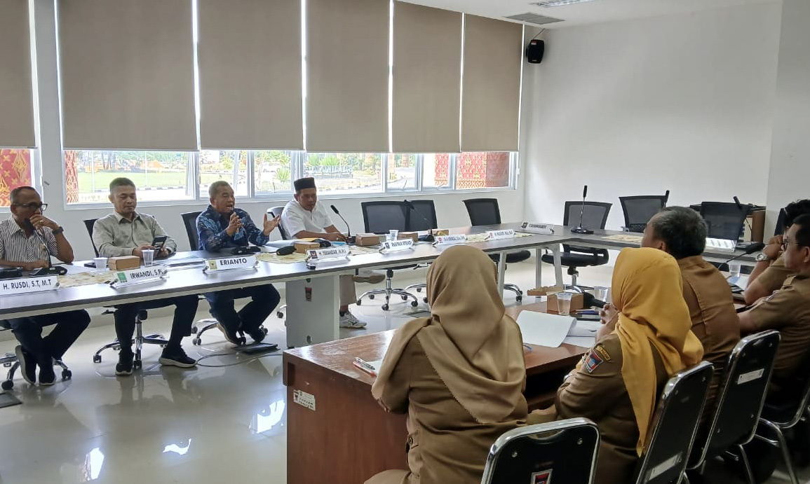 Ketua Komisi IV DPRD Kota Padang Iskandar memimpin rapat pengawasan terkait temuan BPK pada kegiatan kader posyandu tahun anggaran 2025.