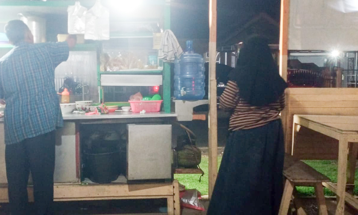 Suasana pembeli menikmati mie ayam Rosyid di halaman rumah usaha kuliner rumahan kawasan Tanjung Pauh, Kota Payakumbuh, Minggu malam (1/2/2026).