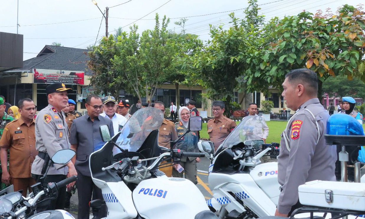 Wakapolres Payakumbuh Kompol Julianson berdialog dengan anggota tim Operasi Keselamatan Singgalang 2026 di lapangan Mapolres Payakumbuh, Senin (2/2/2026).