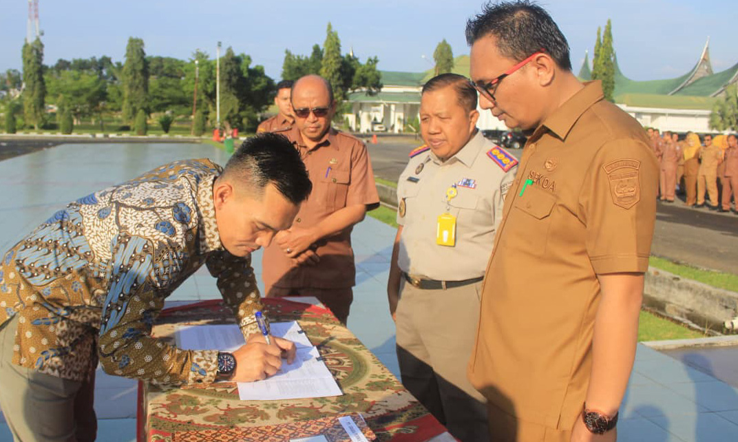 Empat perusahaan menghibahkan tanah ke Pemkab Pasaman Barat untuk pembangunan Sekolah Rakyat, ditandai serah terima sertifikat, Senin (2/2/2026).
