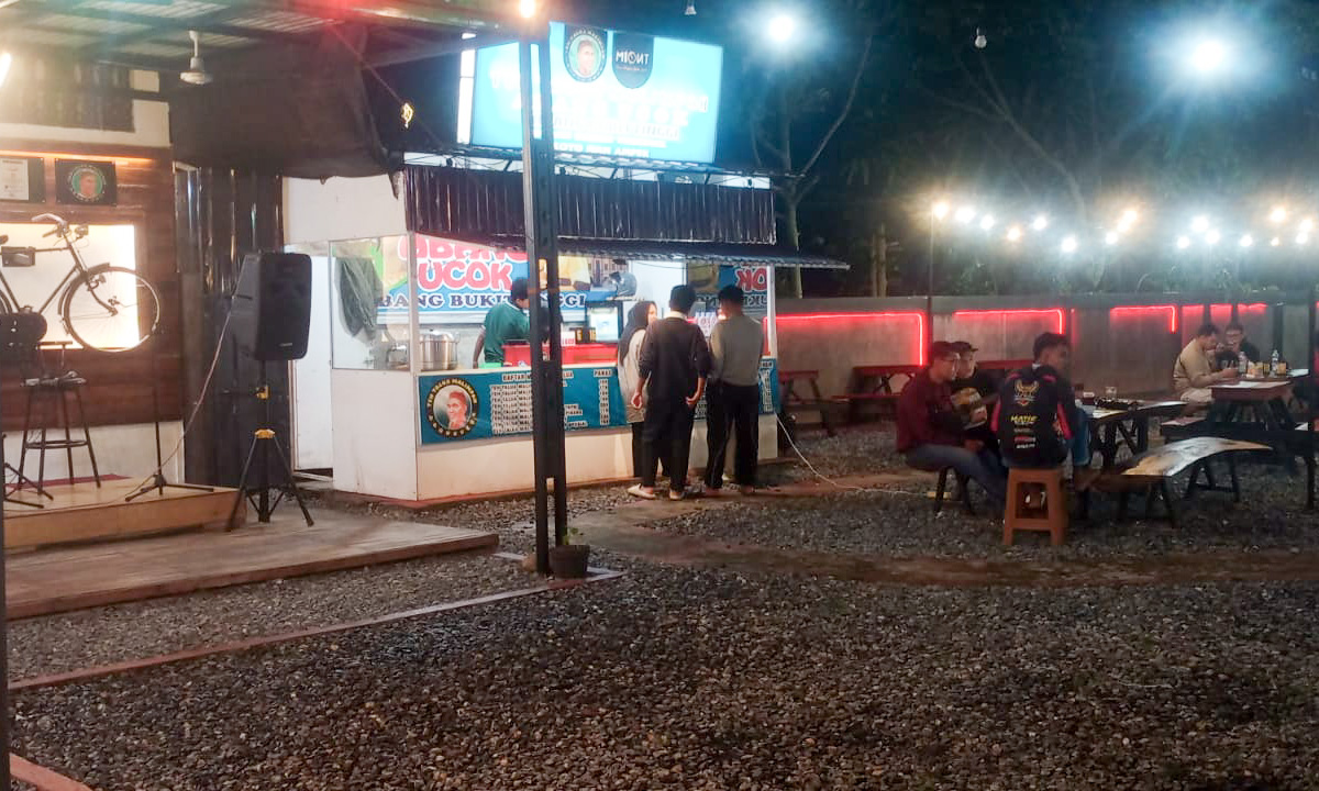 Teh Talua Malimpah Abang Ucok disajikan dalam gelas jumbo dengan busa telur tebal di kafe depan Kantor Dishub Kota Payakumbuh, Minggu (1/2/2026).
