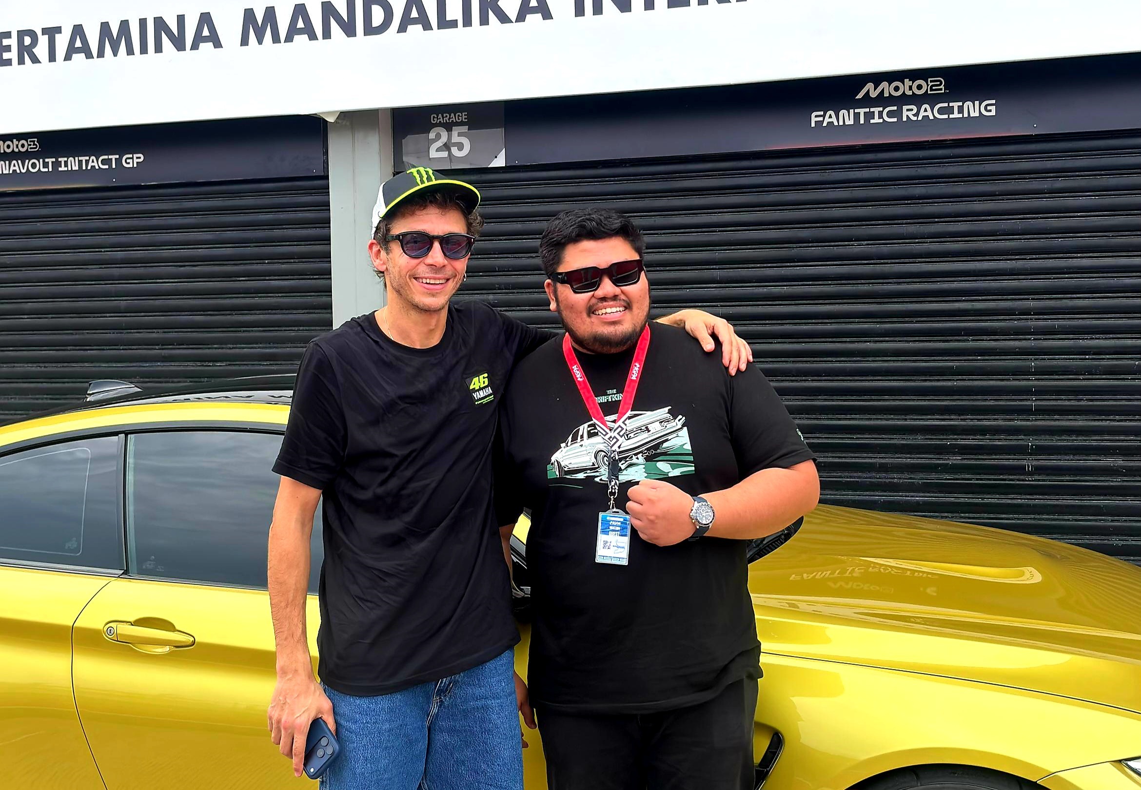 TAK TERLUPAKAN: Firman Akbar Sopyan foto bersama Valentino Rossi di Sirkuit Mandalika, Lombok Tengah (29/1).