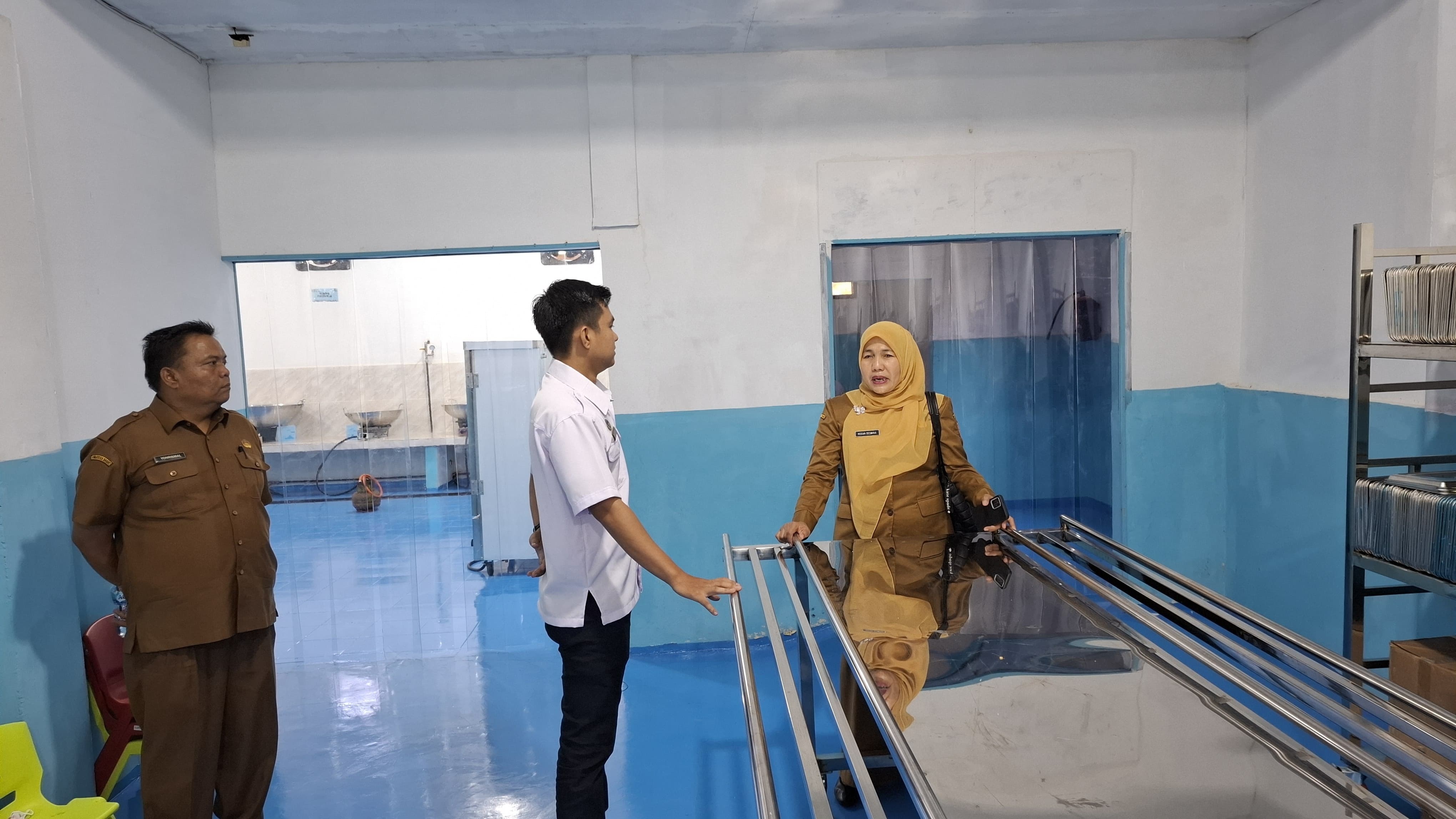 Kepala DKPP Agam, Rosva Deswira saat meninjau kesiapan SPPG baru Polres Agam, Lubukbasung, Senin (2/2).