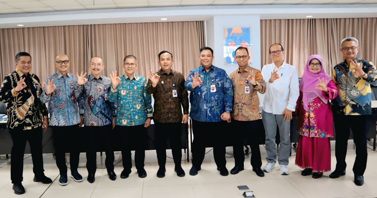 Dirut Bank Nagari, Gusti Candra bersama jajaran direksi, komisari, dan DPS Bank Nagari usai kegiatan Press Conference Kinerja Keuangan yang digelar pada Senin (2/2) di Kantor Pusat Bank Nagari.