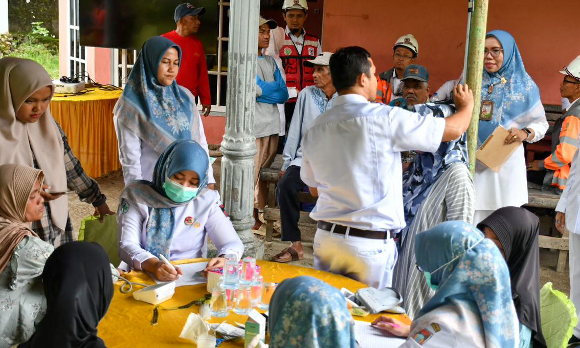 Warga Sikayan Mansek, Batu Gadang, Lubuk Kilangan, Padang, mengikuti layanan kesehatan gratis pada kegiatan Germas 2026 PT Semen Padang, Senin (2/2/2026).