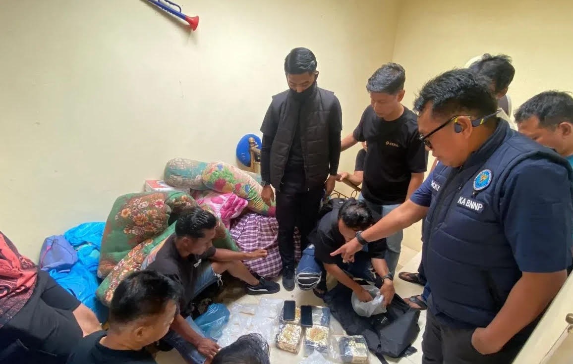 Petugas BNNP Sumbar melakukan penggerebakan di sebuah rumah di Bukittinggi dan mengamankan barang bukti sabu seberat total 9 kilogram, Sabtu (31/1).