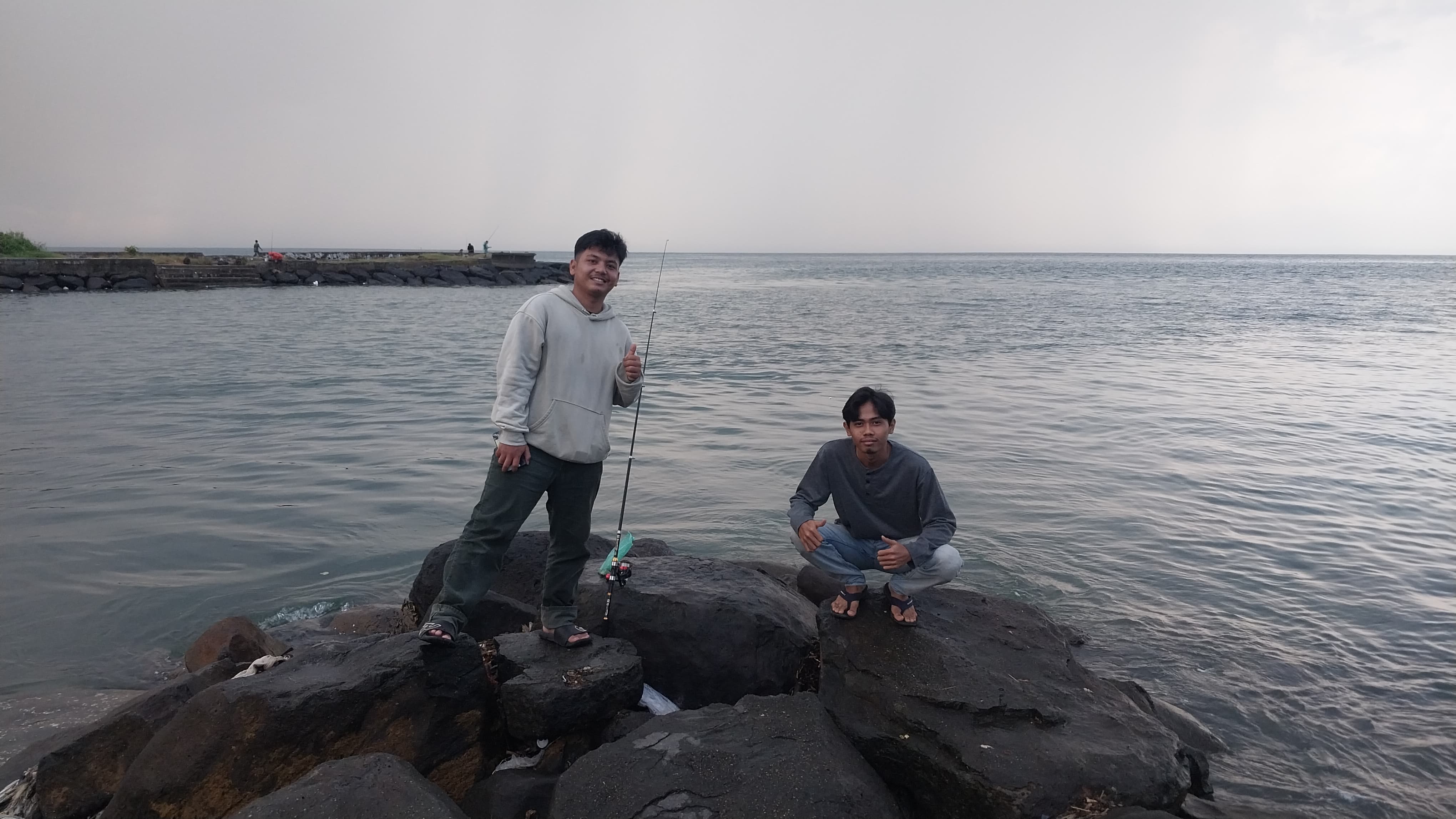 Beberapa pemancing yang melepas hobi di kawasan Pantai Muaro Lasak, Purus, Kota Padang, Senin (2/2/2026). (Foto: Mengki Kurniawan-Padang)