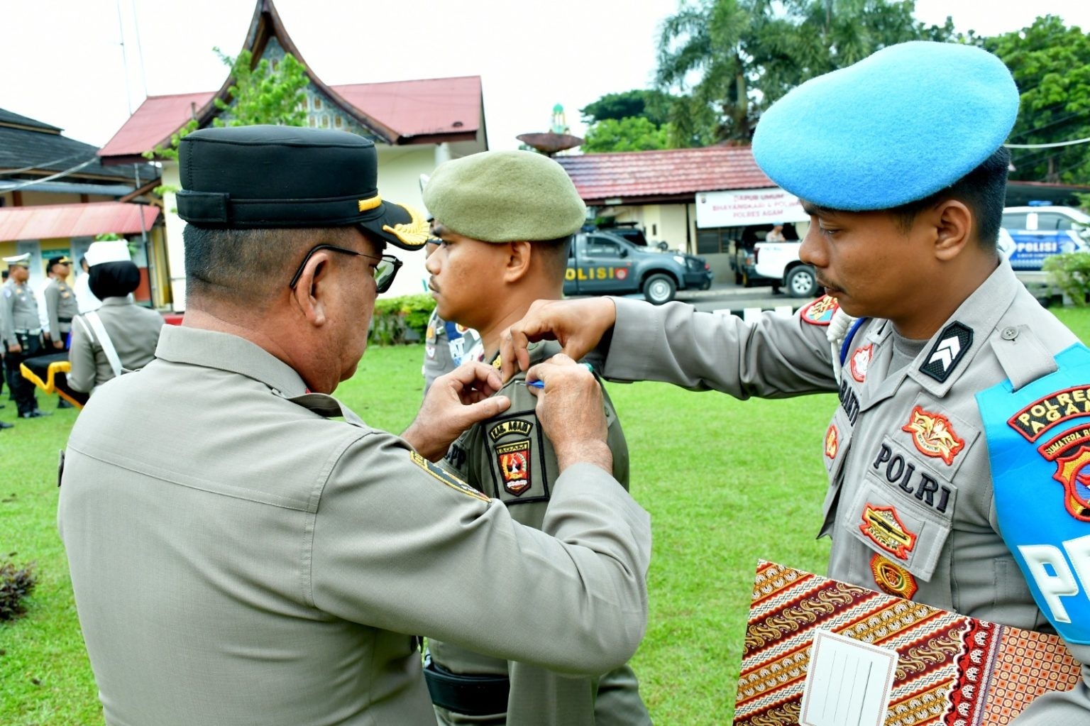Wakapolres Agam Kompol Muddasir menyematkan pita pencanangan Operasi Keselamatan Singgalang 2026 pada personel utusan lintas kesatuan saat apel gelar pasukan di Mapolres Agam, Senin (2/2).