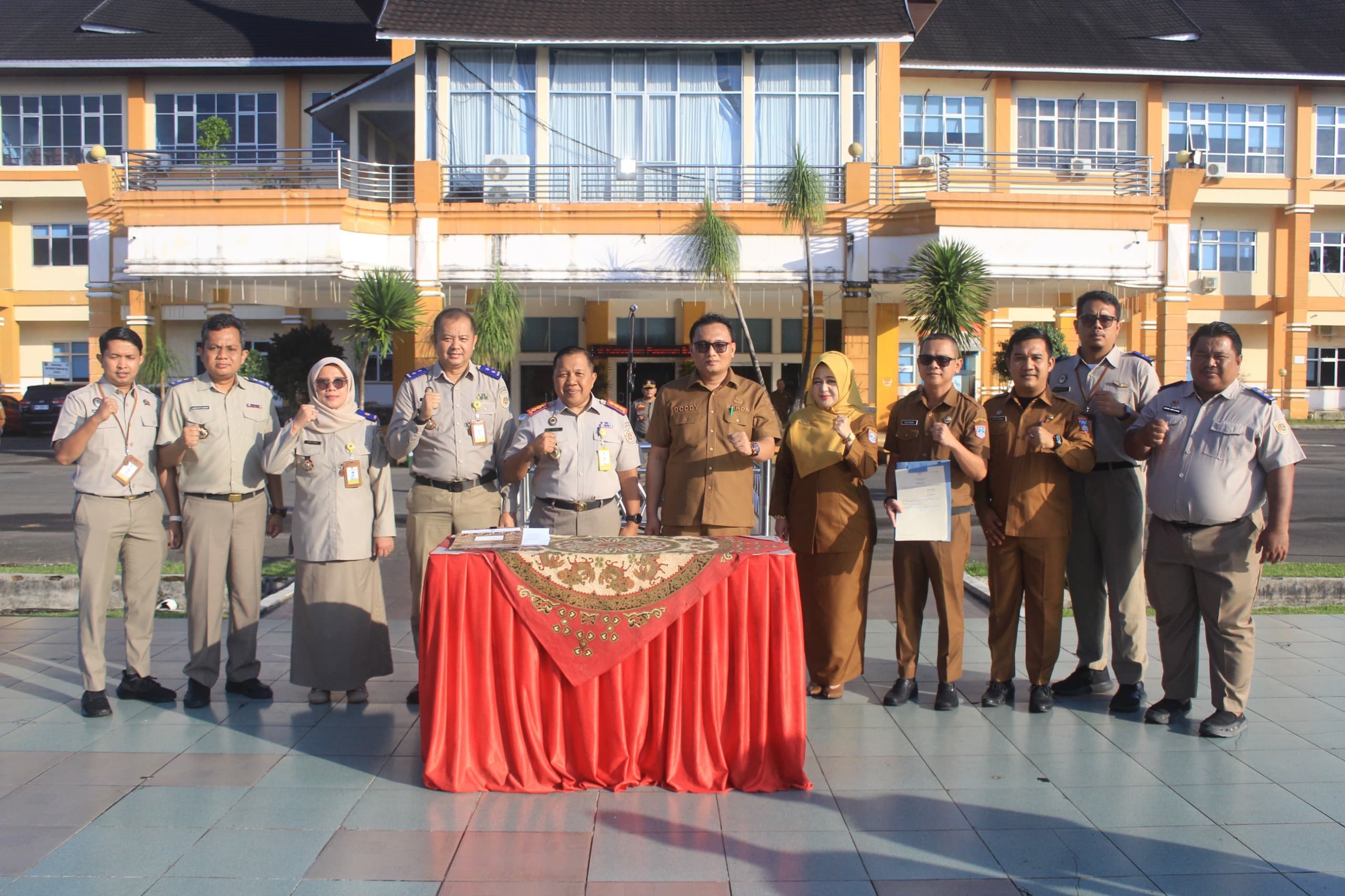 Serah terima sertifikat dan hibah tanah untuk pembangunan Sekolah Rakyat di halaman Kantor Bupati Pasaman Barat, Senin (2/2).