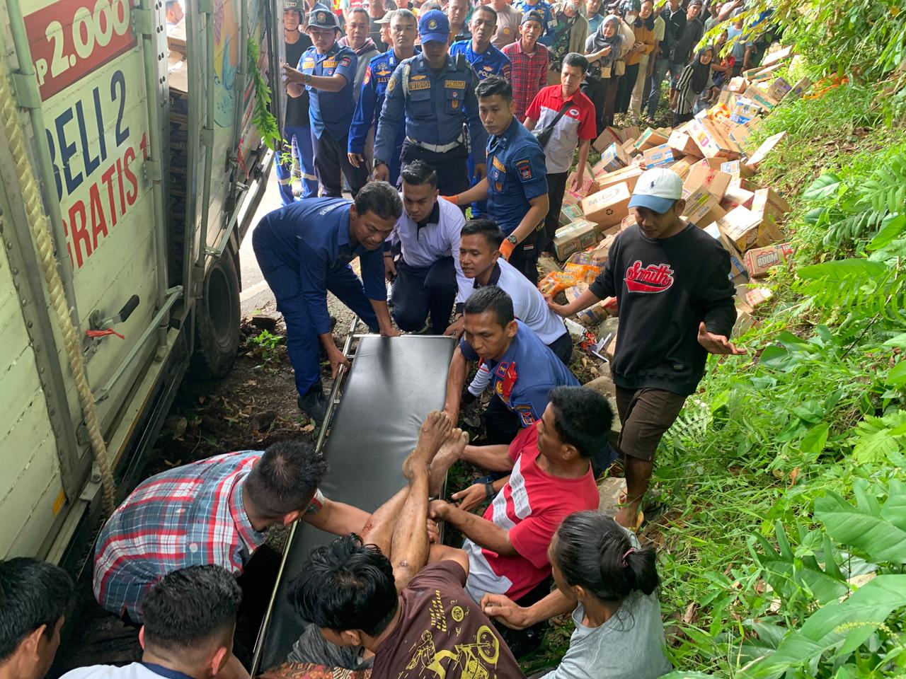 Dinas Damkar Kota Padang lakukan evakuasi dramatis warga yang terjepit di bawah mobil truk akibat kecelakaan lalu lintas di Jalan Padang-Painan, Selasa (3/2/2026).