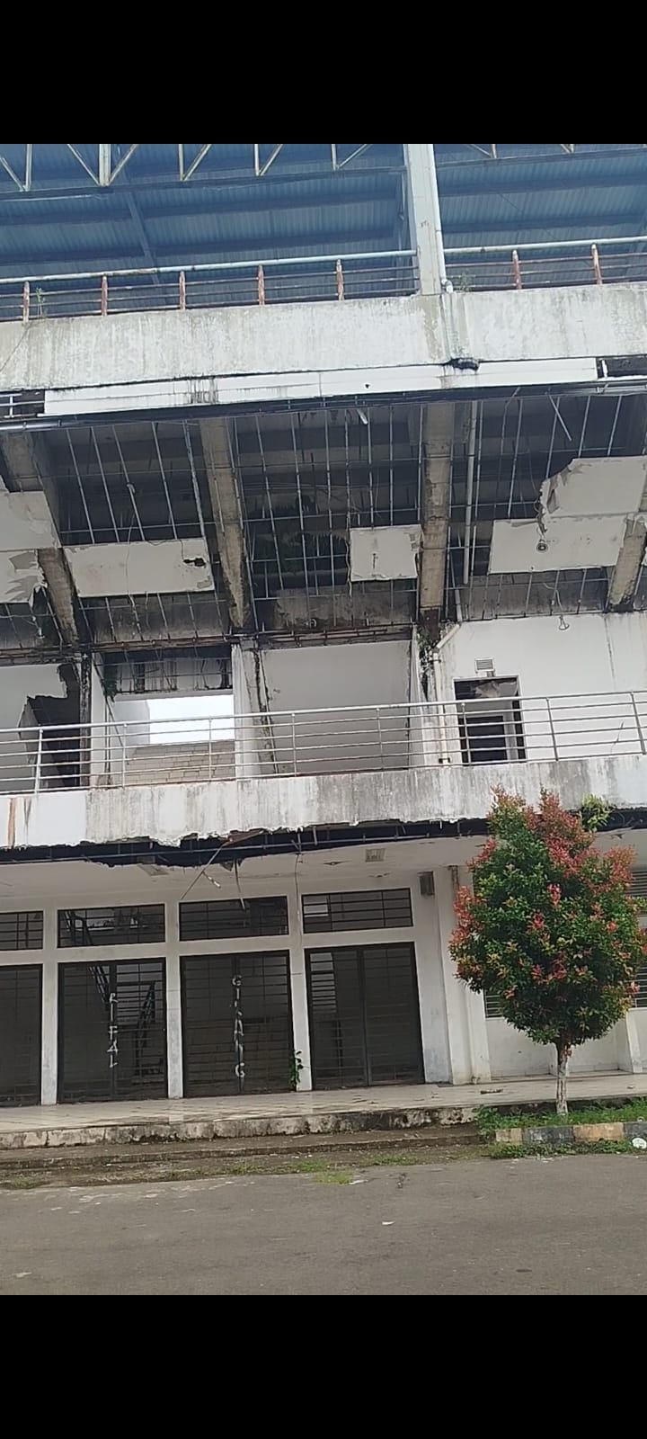 Kondisi Gedung Sport Centre Kabupaten Dharmasraya yang plafonnya sudah rusak.