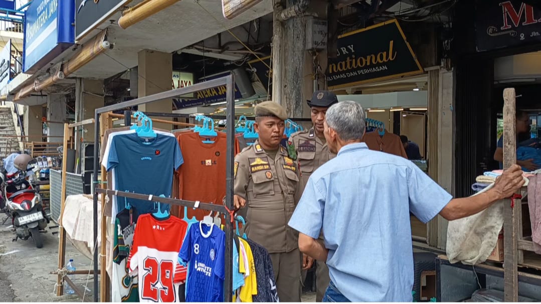 Personel Satpol PP Padang melakukan imbauan persuasif kepada pedagang di Pasar Raya Padang, Selasa (3/2/2026).