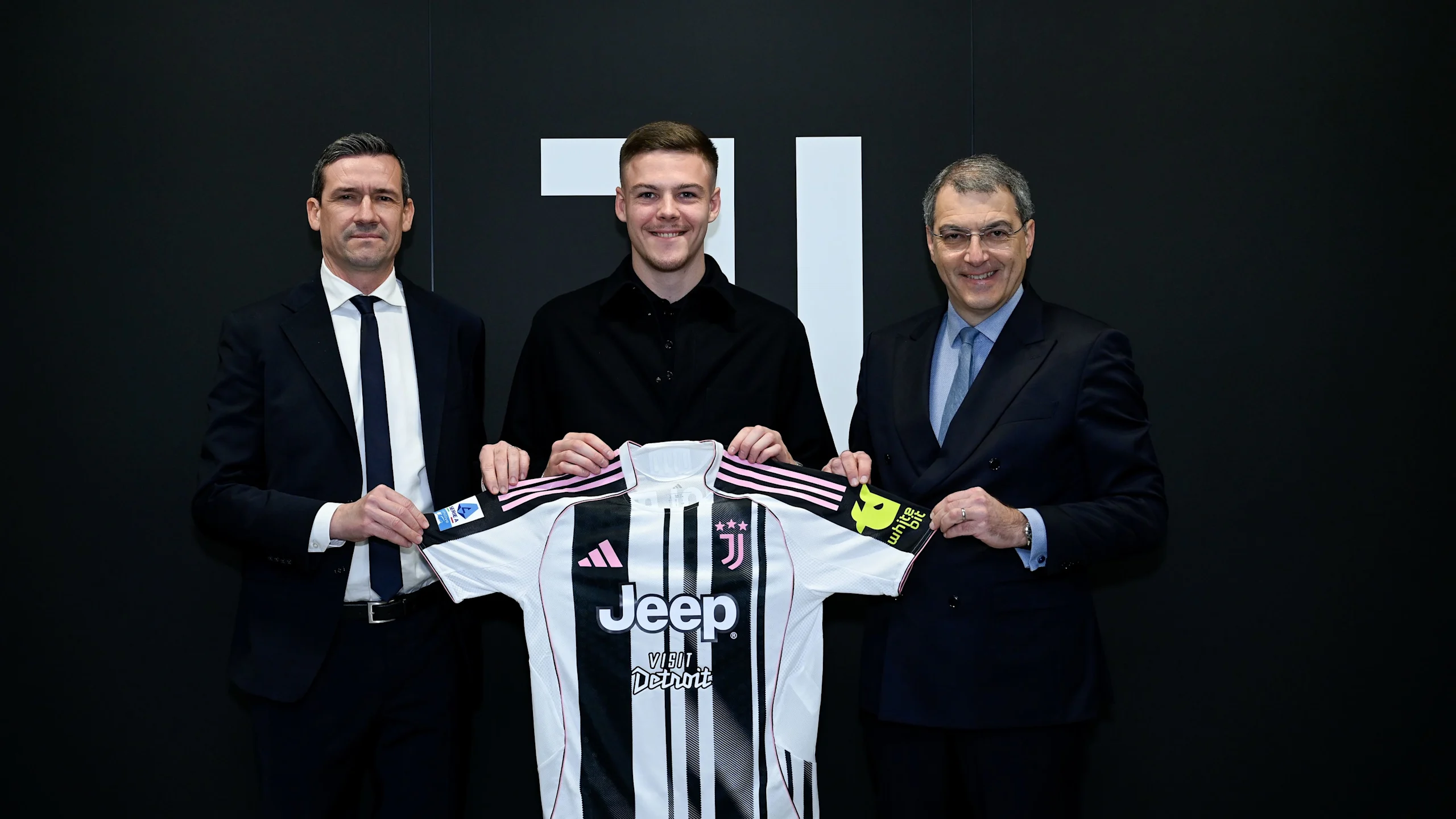 Juventus resmi mendatangkan Emil Holm (tengah) sebagai pemain baru untuk memperkuat skuad tim utama.