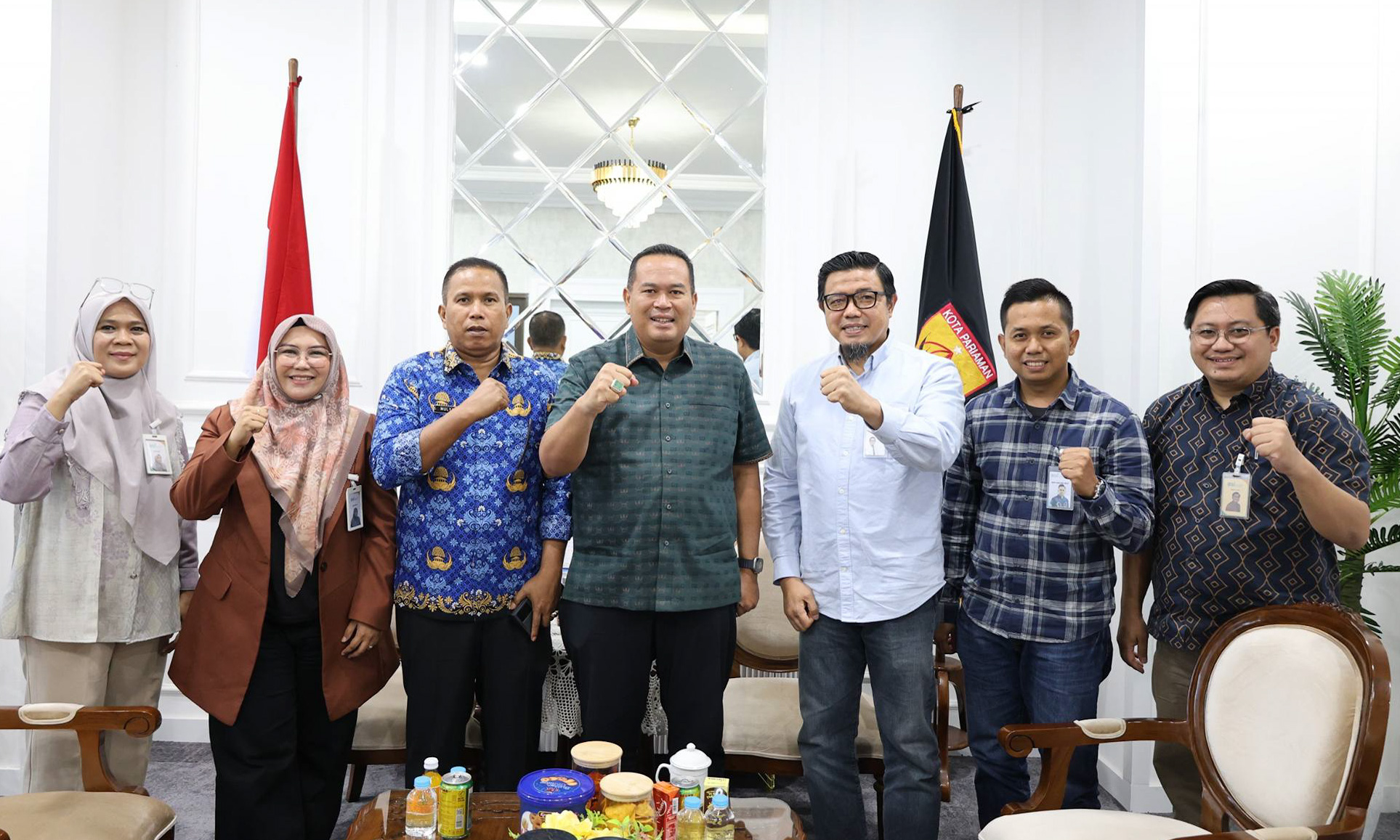Wali Kota Pariaman Yota Balad menerima kunjungan pimpinan Bank Syariah Indonesia Cabang Padang di Balaikota Pariaman, Kamis (30/1/2026).
