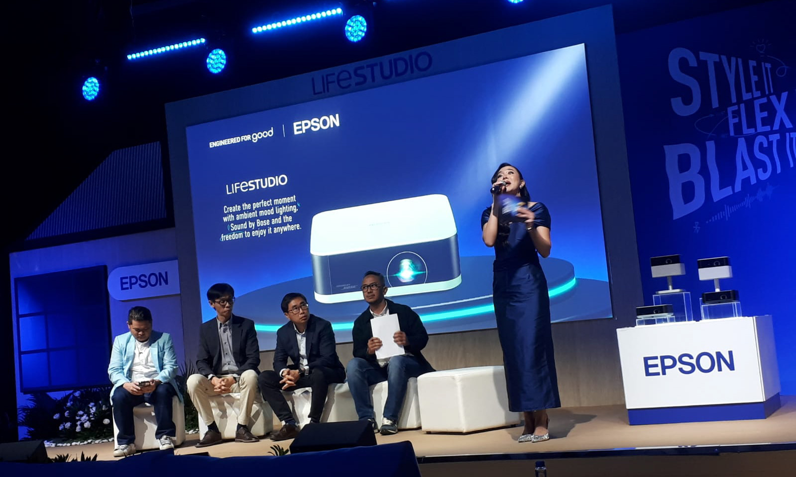 Managing Director Epson Indonesia Ng Ngee Khiang memperkenalkan Epson Lifestudio Series saat peluncuran di Ciputra Artpreneur, Jakarta Selatan, Selasa (3/2/2026).