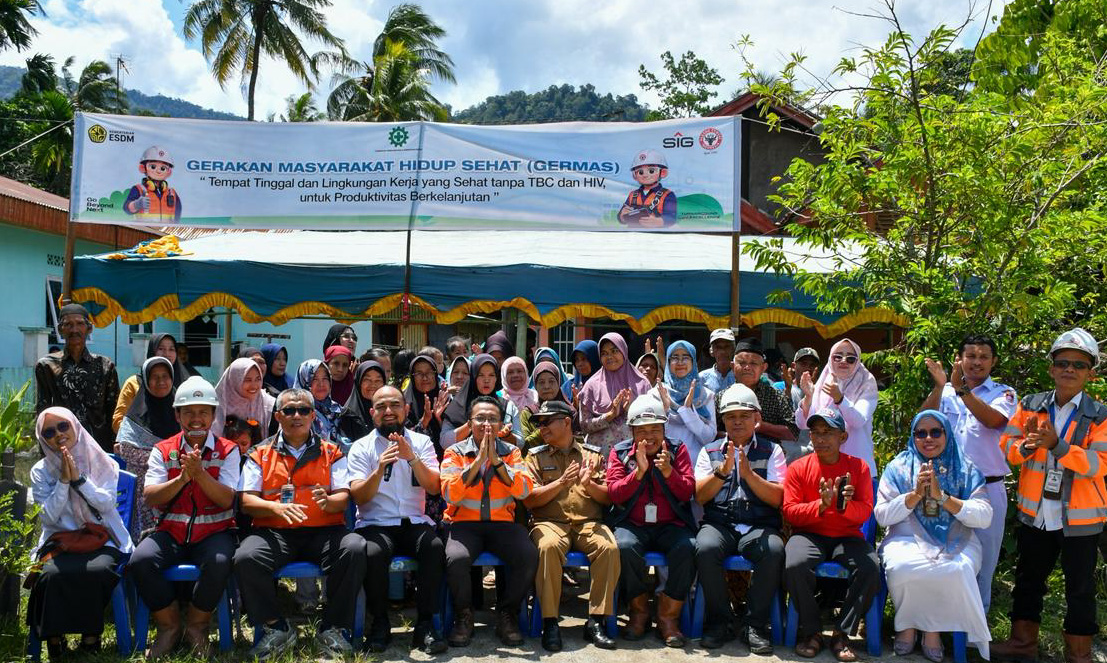 Warga Sikayan Mansek, Kelurahan Batu Gadang, Lubuk Kilangan, mengikuti layanan kesehatan gratis pada kegiatan Germas 2026 PT Semen Padang, Senin (2/2/2026).