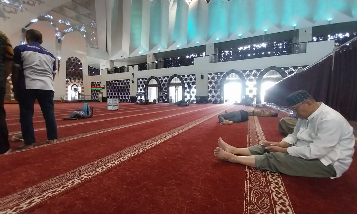 Masjid Raya Sumbar dimanfaatkan warga Padang sebagai tempat ibadah dan beristirahat sejenak dari aktivitas harian di tengah cuaca terik kota.