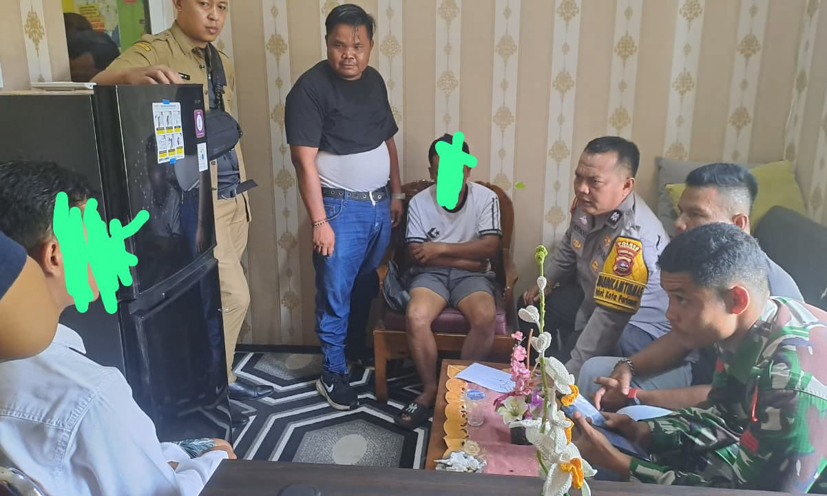 Dua pria LGBT diamankan warga Ujung Batung Pariaman Tengah atas dugaan perbuatan susila. Kasus diselesaikan melalui mediasi dan sanksi denda adat.