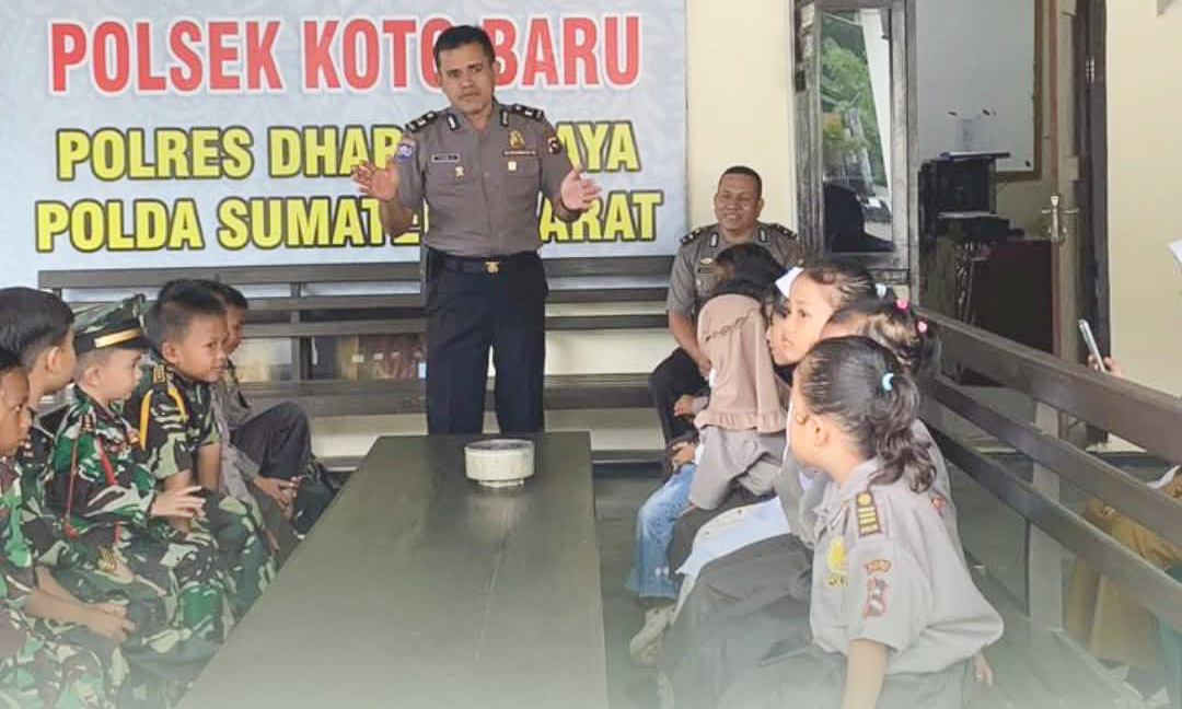Anak-anak TK Pembina Dharmasraya berfoto bersama personel Polsek Koto Baru saat kunjungan observasi pengenalan profesi kepolisian.