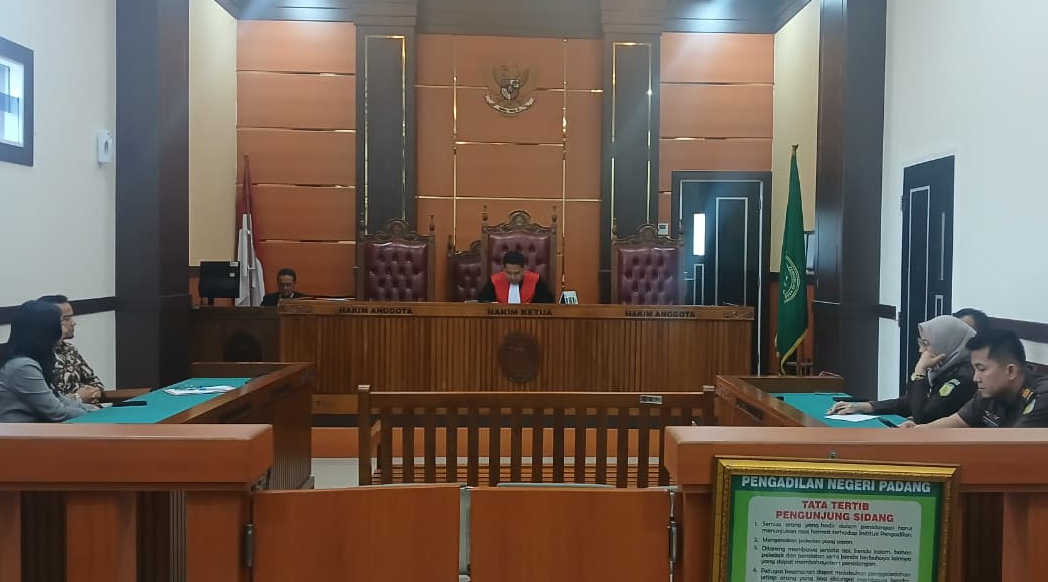 Pengadilan Negeri Padang menolak praperadilan BSN dalam kasus dugaan korupsi KMK bank BUMN, Kejari lanjutkan penyidikan, kuasa hukum soroti administrasi persidangan lanjutan.
