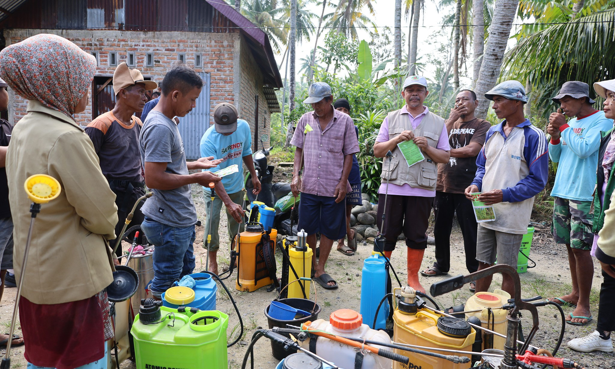 Penyemprotan pestisida cegah hama wereng di Desa Cubadak Air untuk amankan produksi padi jelang panen raya Pariaman Utara.