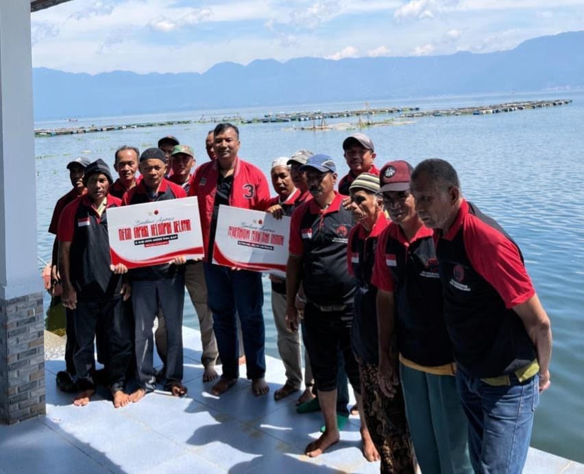 Ketua DPC PDI Perjuangan Agam, Yogi Yolanda saat menyalurkan mesin tempel kepada kelompok nelayan tangkap di Danau Maninjau, Tanjungraya, baru-baru ini.