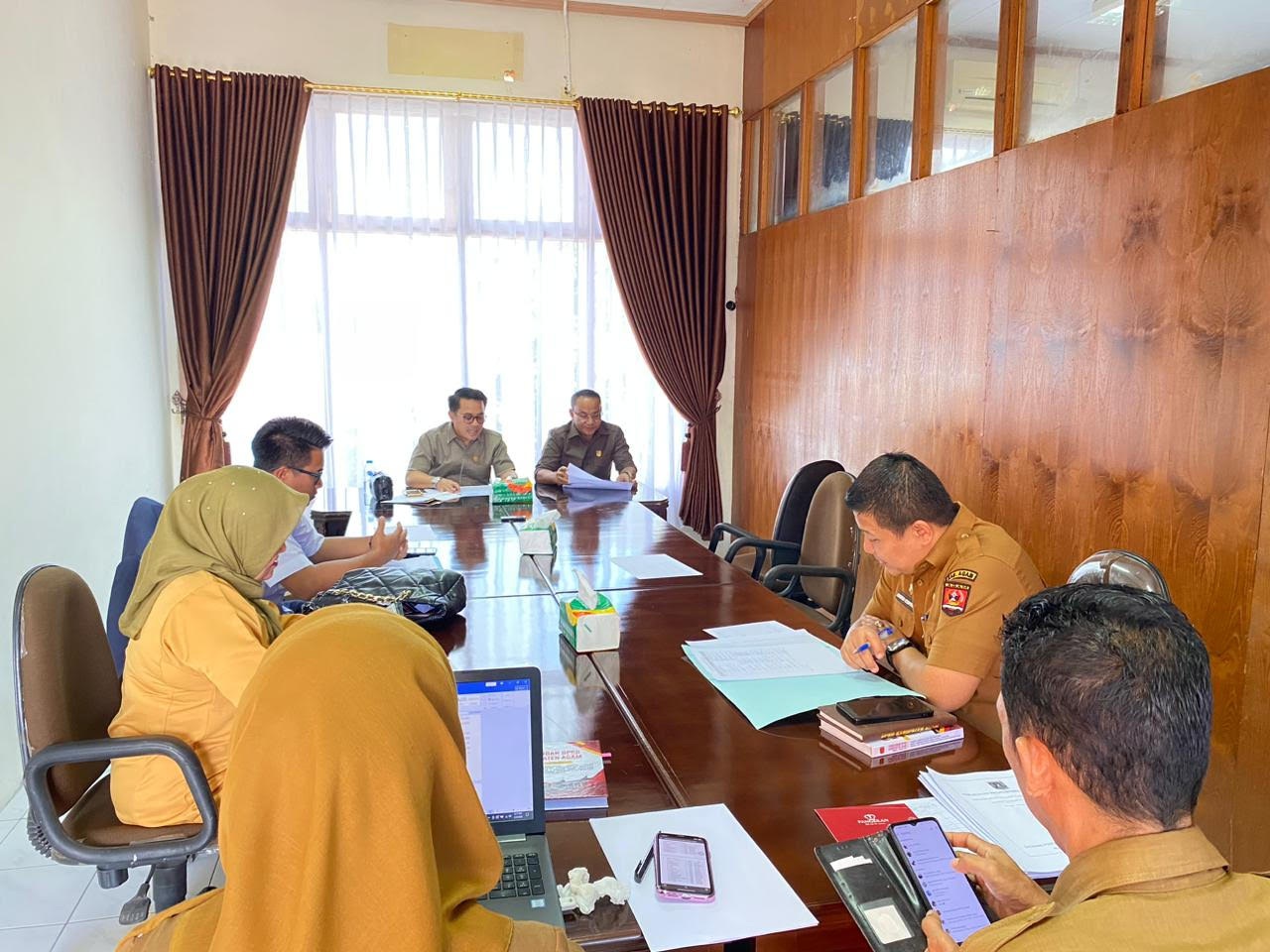 Ketua Bapemperda DPRD Agam, Novia Novel memimpin Rapat pembentukan Bapemperda di Ruang Rapat DPRD Agam, Senin (2/2).
