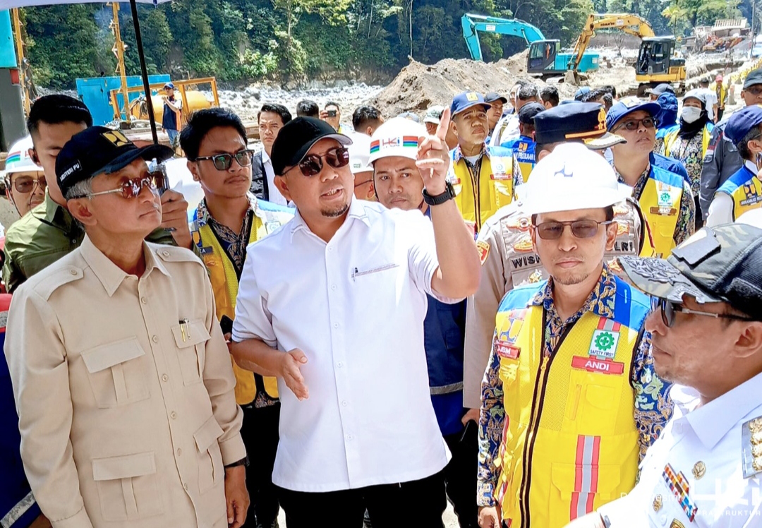 Menteri PU Dody Hanggodo meninjau penanganan longsor dan pemulihan akses di Lembah Anai, Sumatera Barat.(Foto: Humas)
