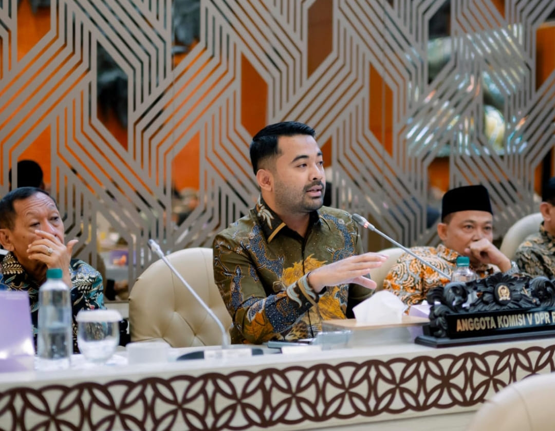 Zigo Rolanda saat menyampaikan desakan percepatan serah terima aset pasar kepada Menteri PU dalam rapat Komisi V DPR RI.(Foto: Tim ZR)