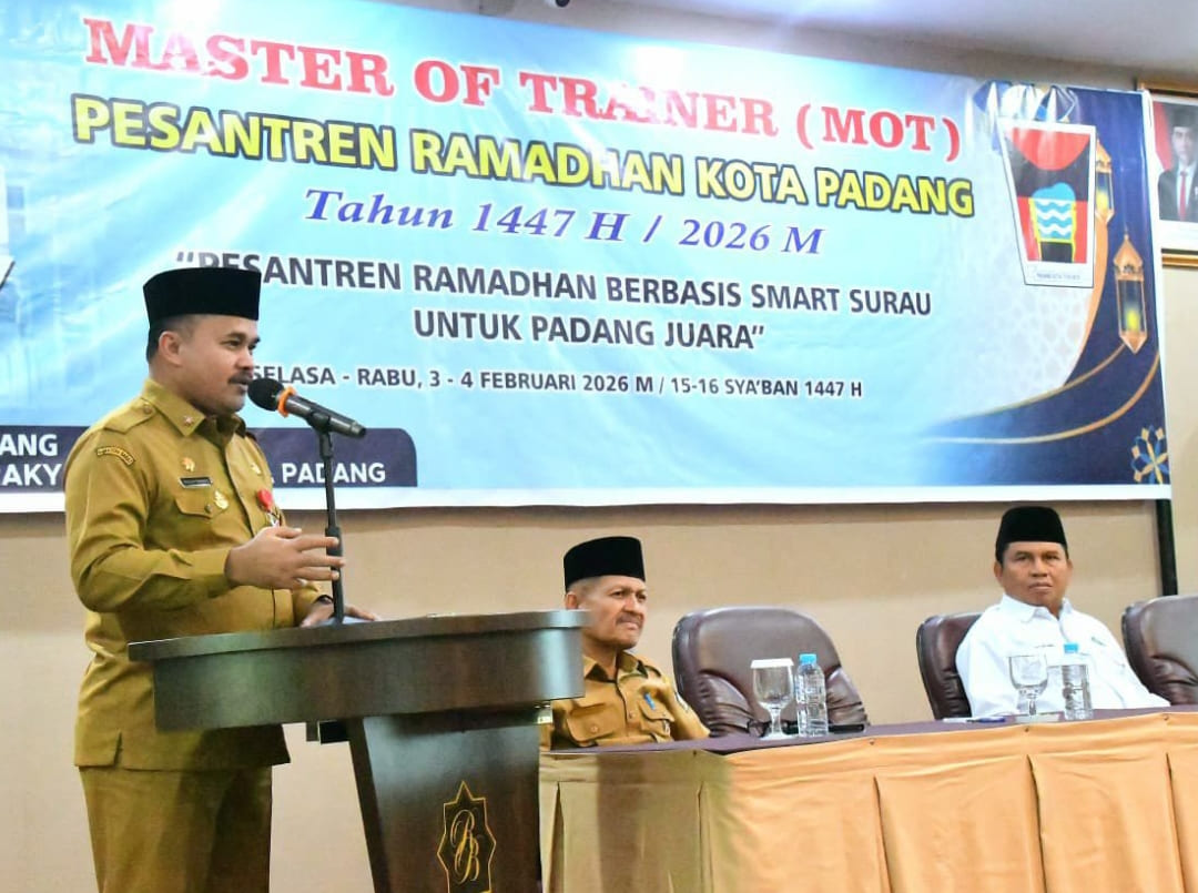 Pj Sekda Kota Padang Raju Minropa membuka Pelatihan Master of Trainer Pesantren Ramadhan 2026 di Padang.(Foto: Prokopim)