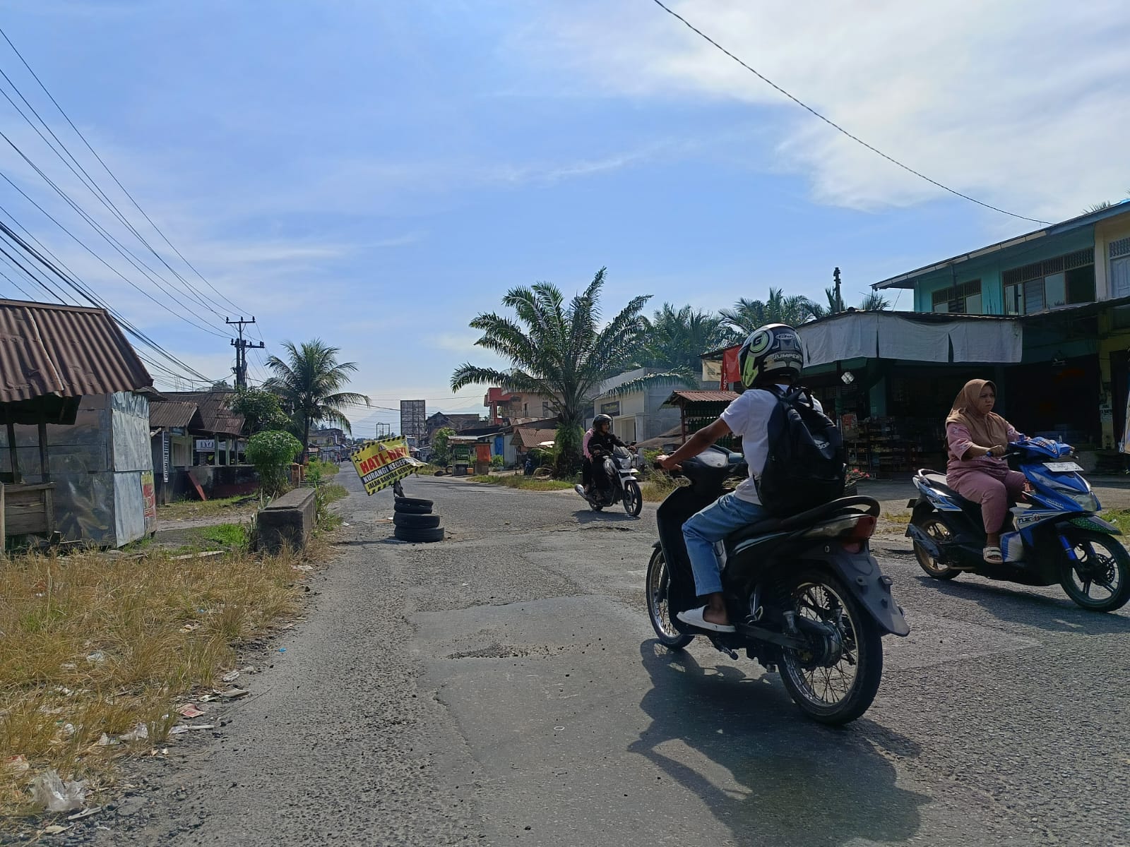 HATI-HATI: Sejumlah pengendara terpaksa memperlambat laju kendaraannya saat melintasi jalan rusak ruas Manggopoh-Padanglua, persisnya menjelang Balai Selasa, Lubukbasung, baru-baru ini.(PUTRA/PADEK)