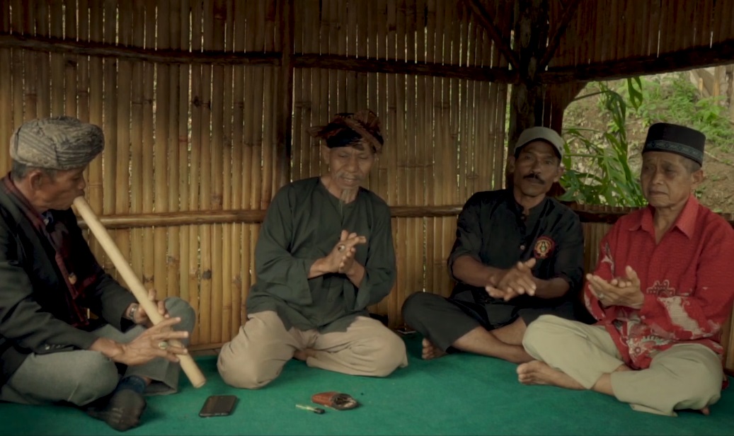 Salah satu kesenian tradisional yang kini terancam punah adalah Tupai Janjang.