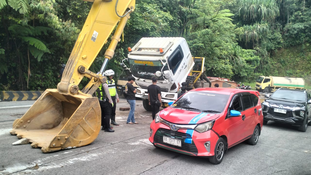 Truk trailer pengangkut alat berat gagal menanjak di Kelok S, Sitinjaulauik, Kota Padang, Rabu (4/2/2026).
