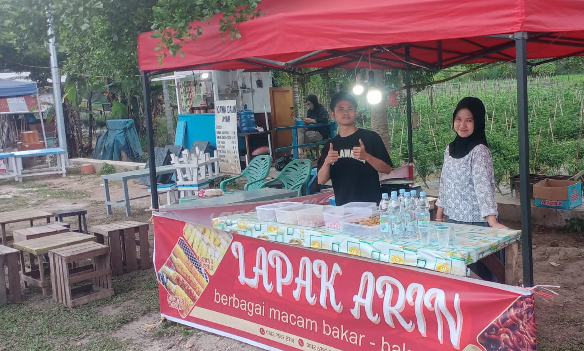 Dua anak muda di Payakumbuh memilih berdagang sate bakaran di kawasan Batang Agam sebagai alternatif kerja mandiri di tengah minimnya lapangan kerja. (foto: Irfan/Padeks)