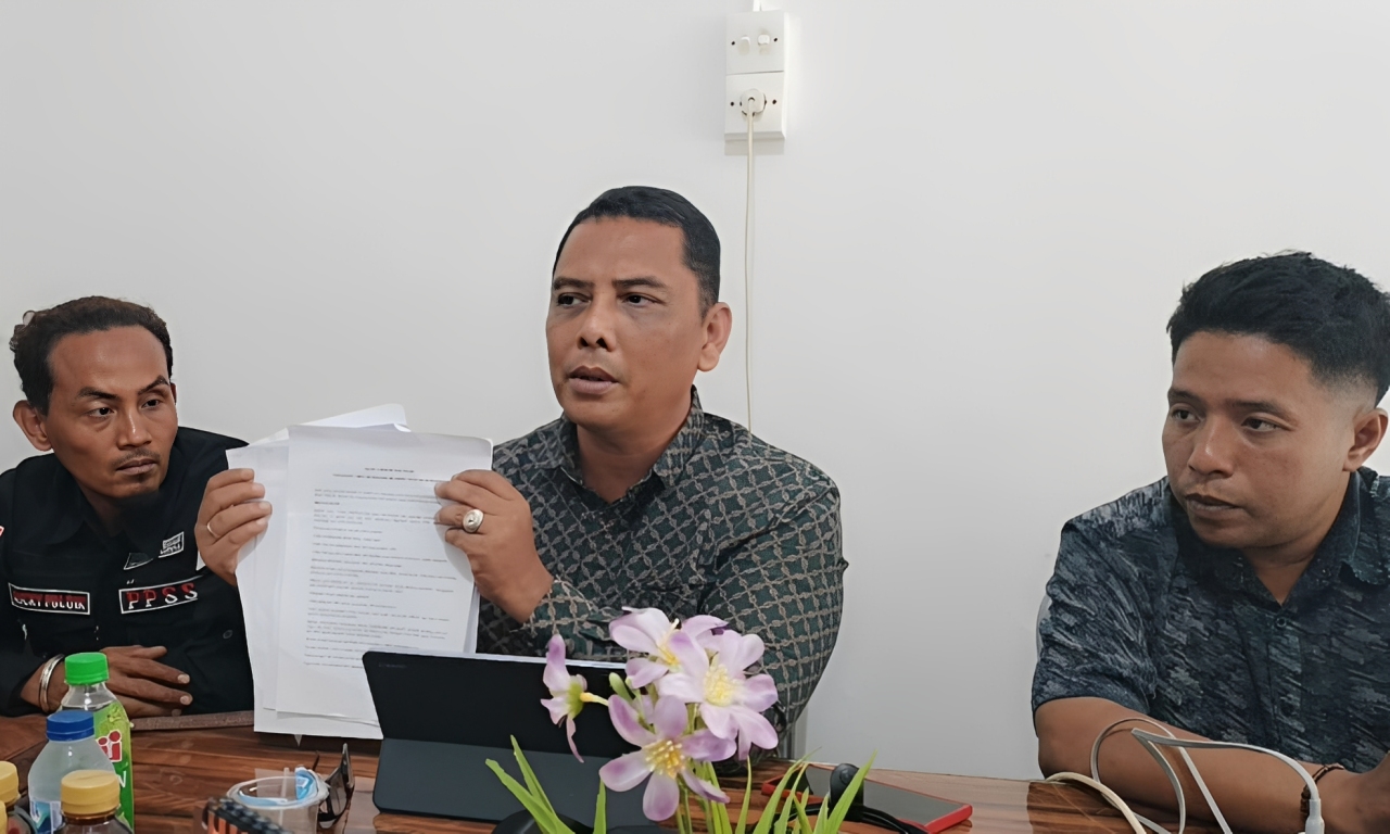 Budi Syahrial, saat konferensi pers di kantor Carano Law Firm, Gedung Rusunawa Purus, Kelurahan Purus, Padang Barat, Kota Padang, Rabu (4/2/2026). (foto: Suyudi/Padeks)