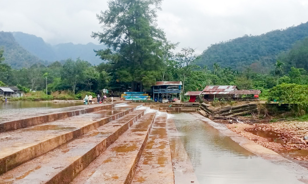 Debit air Bendungan Kapalo Banda Taram Limapuluh Kota menyusut, berdampak pada penurunan kunjungan wisata dan pendapatan pedagang di sekitar kawasan. (foto: irfan/padeks)